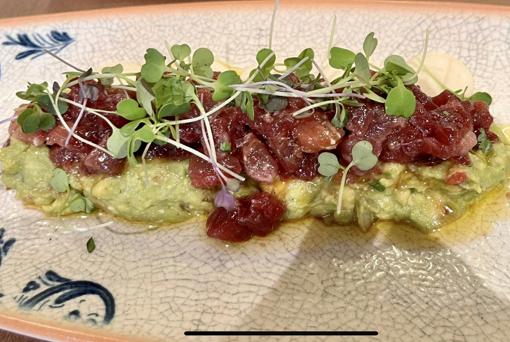 Tartar de atún sobre guacamole