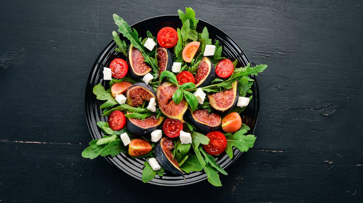 La ensalada de higos y tomate te conquistará con su combinación de sabores
