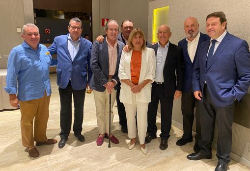 Sixto y Nani junto a los organizadores del homenaje que han recibido