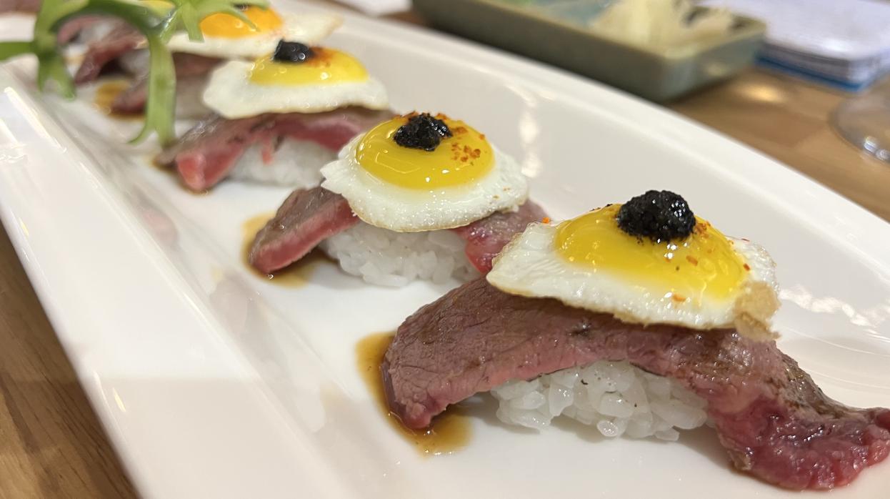 Nigiri de buey con huevo de codorniz