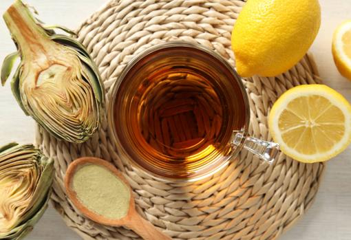 El limón le da un toque de sabor especial a la infusión de alcachofa