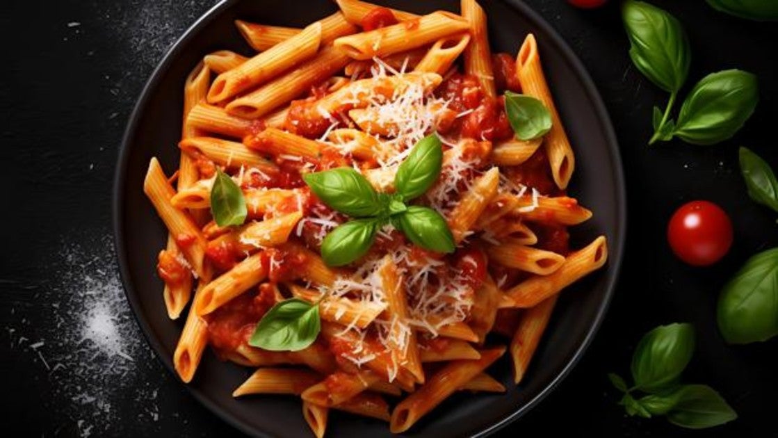 Aprende a cocinar macarrones gratinados al microondas con tomate y huevo