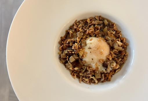 Huevo poché con crema de patata y migas de pan crujiente y chorizo