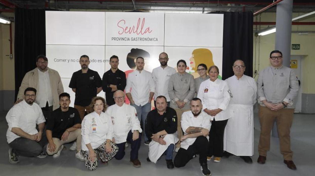 Foto de familia de los hosteleros participantes en las jornadas