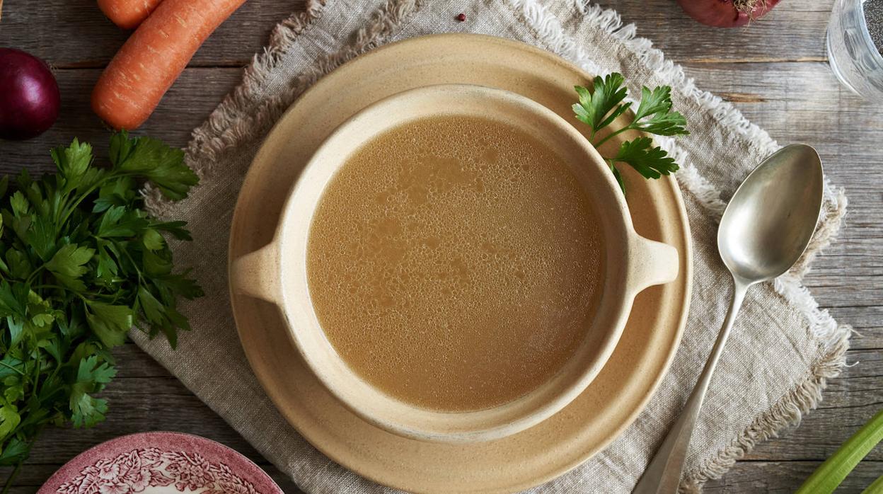 El caldo de pollo es un rico reconstituyente para nuestro estómago
