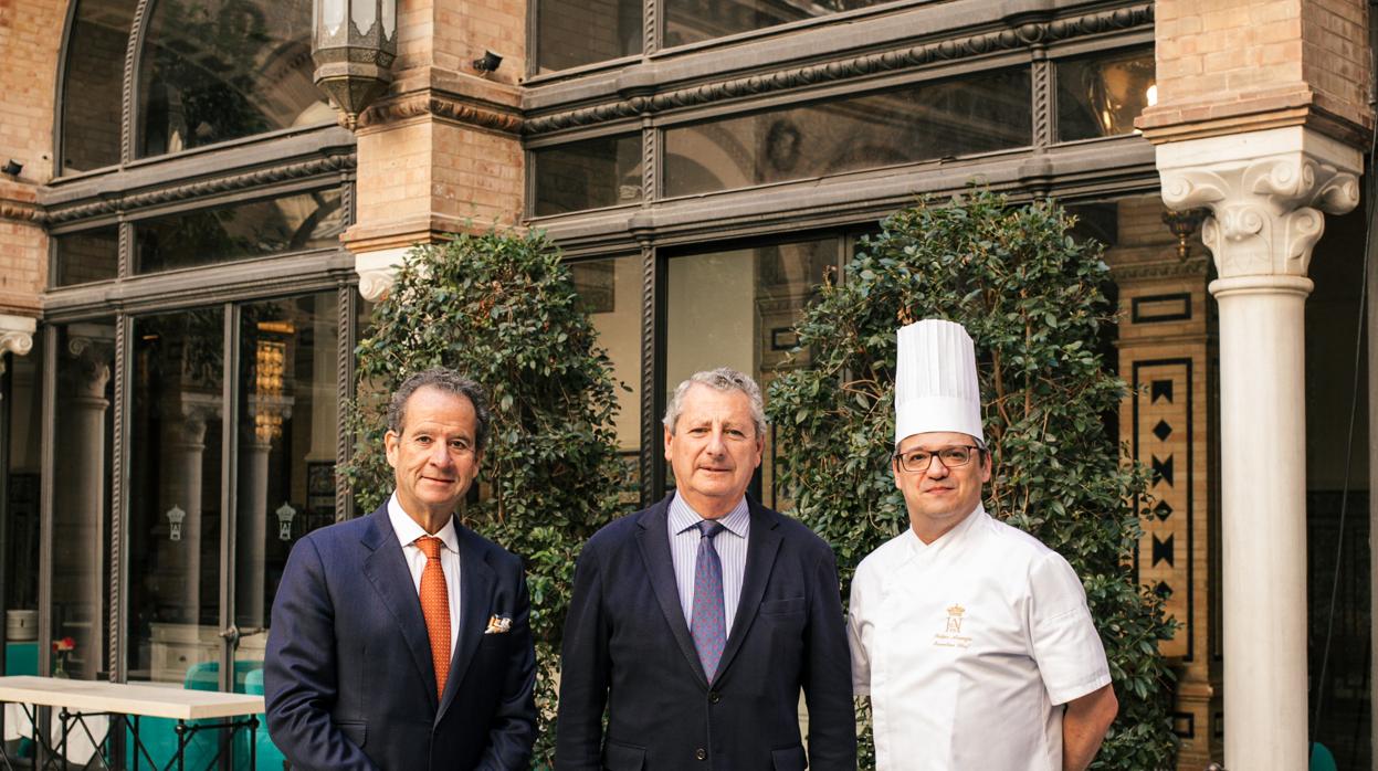 De iaquierda a derecha, Carlo Suffredini, director del hotel, Jesús Maza Burgos, presidente de la Fundación Banco de Alimentos de Sevilla, y Felipe Arango, chef ejecutivo del hotel