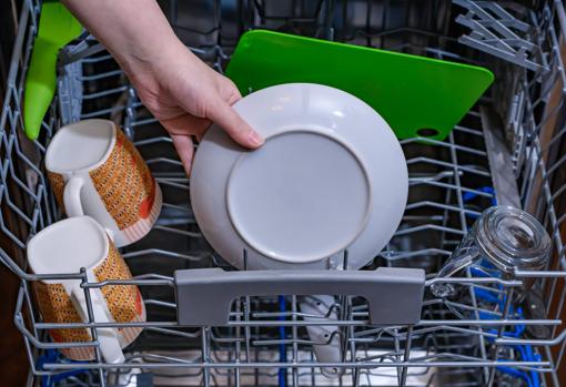 Pon los platos pequeños arriba