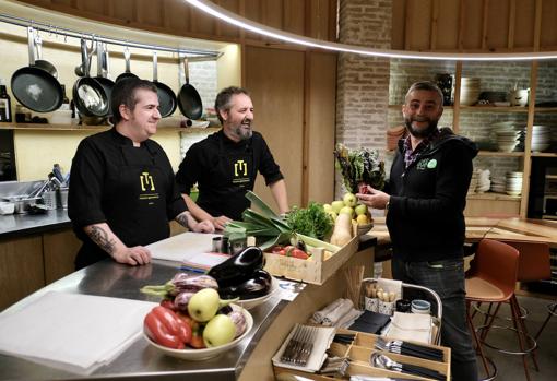 Diego Vázquez e Ignacio R. Llinares, de Espacio T, con Fran Silva, de Más que lechugas