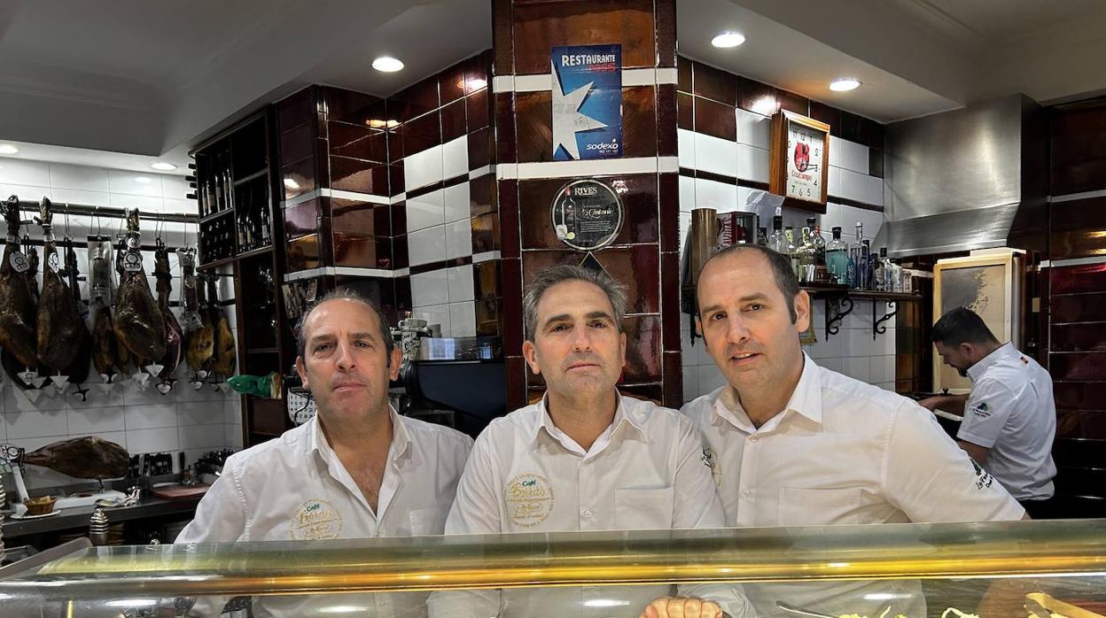 Los hermanos Curro, Bonifacio y Bibiano Hijón, responsables de La flor de mi viña