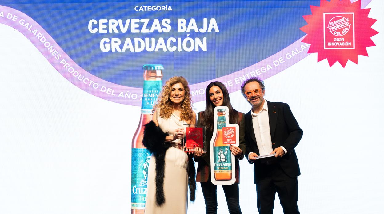 Sabina Ruiz Cruz, en el centro, recibe el premio