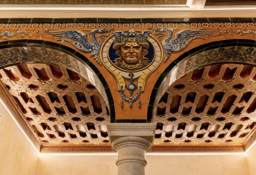 Azulejos que ornamentan el edificio con la imagen de Zeus