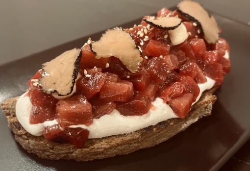 'Melpómene', una tosta rústica con mousse de queso suave y atún rojo salvaje trufado.