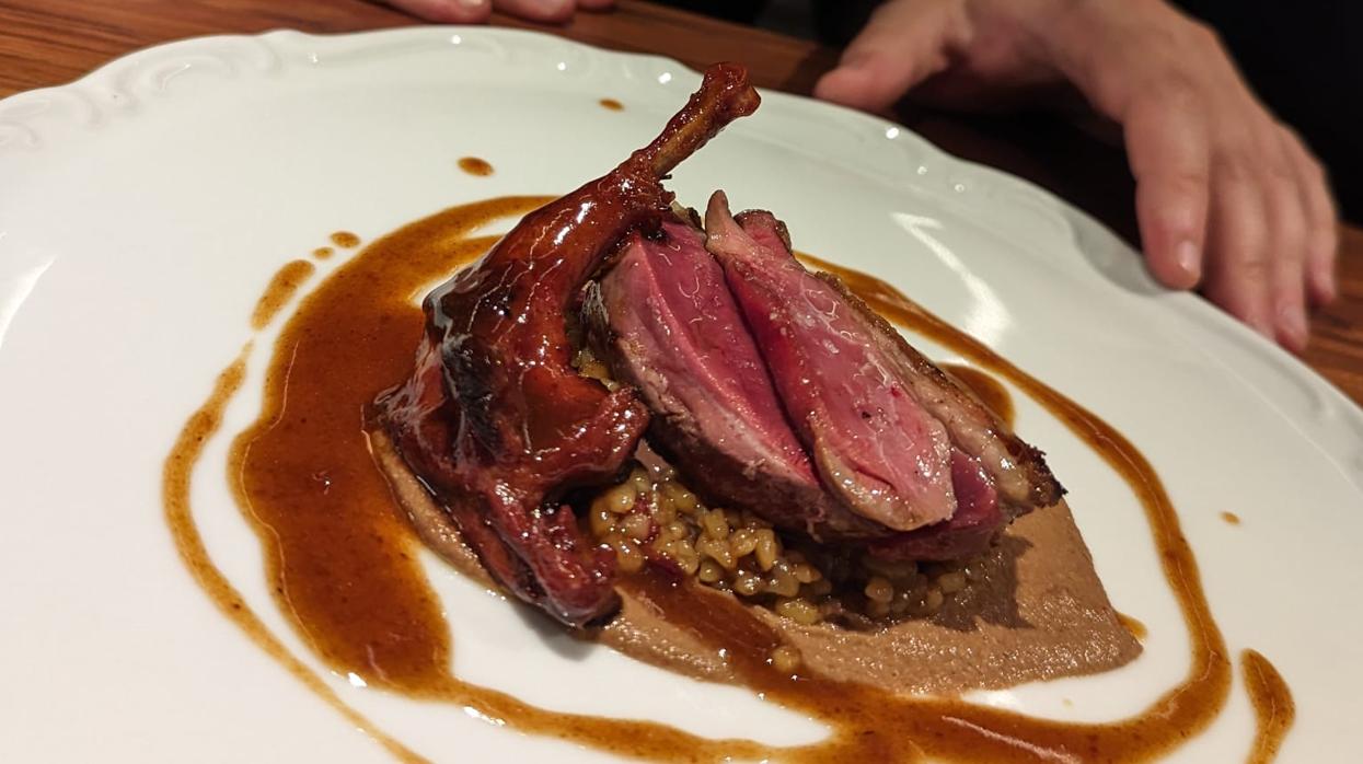 Pichón con mole de algarroba, de Sr. Cangrejo