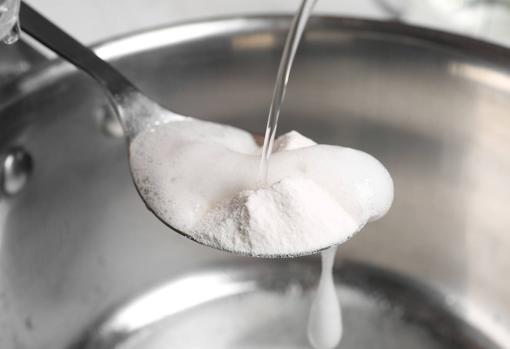 Utiliza vinagre y bicarbonato para limpiar tu airfryer