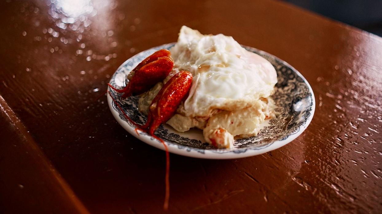 Ensaladilla de cangrejo de río con huevo frito