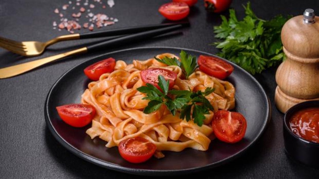 Aprence a cocinar estos tagliatelle con fuet y tomates cherry