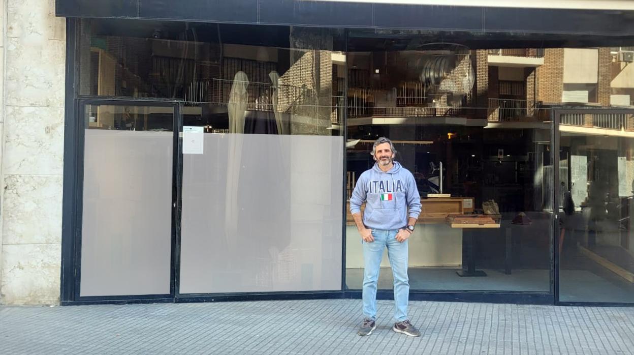 Rodrigo Parladé, en la fachada de su futuro restaurante