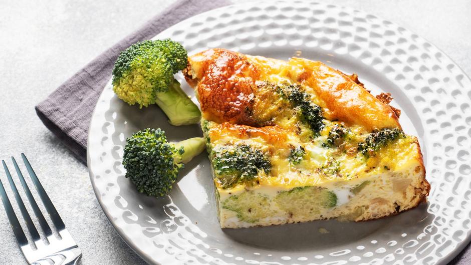 Tortilla de brócoli con queso: una receta ligera y saludable para tus cenas