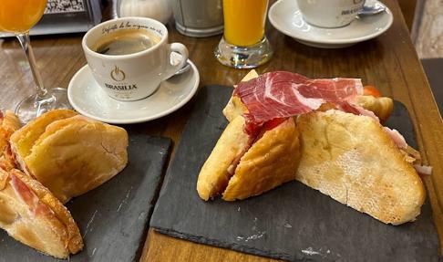 Festín matutino: dónde encontrar las mejores tostadas de jamón en Sevilla