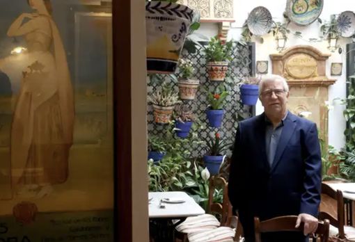 El tabernero, junto a una pintura de Julio Romero de Torres