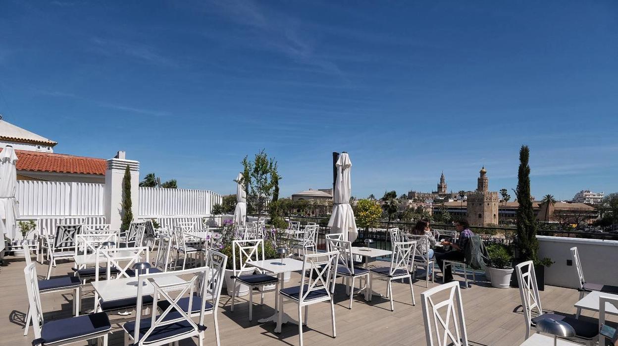 Casa Orzaez lleva su filosofía «healthy» a la calle Betis con un versátil espacio gastronómico