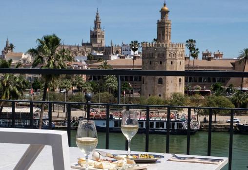 Casa Orzaez lleva su filosofía «healthy» a la calle Betis con un versátil espacio gastronómico