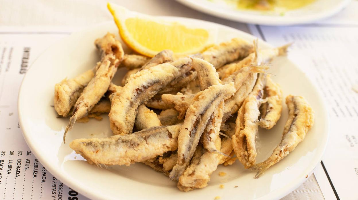 Pescado frito con limón, todo un clásico