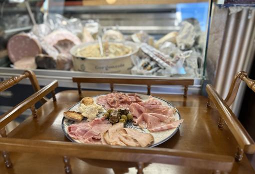 De la charcutería italiana al emparedado de roast beef: así se come en el Gran Café España