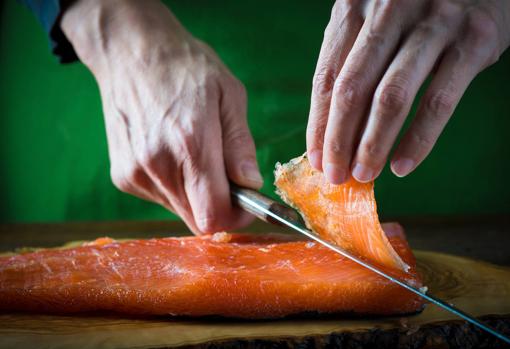 Una vez curado y ahumado, puedes cortar el salmón en lonchas