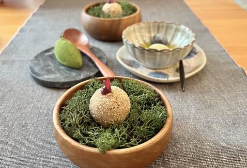 Trufa de hígado con pedro ximénez, polvo de setas y cebolla morada, primer entrante del menú Esencia