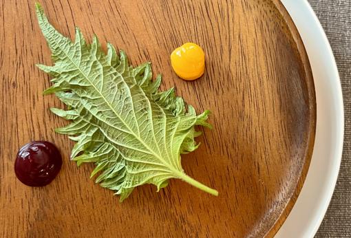 Tartar de vaca bajo hoja de shisho, gel de col morada y yema de huevo ahumada