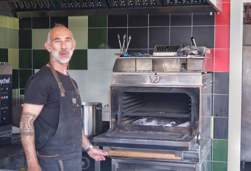 Enrique Arias es el cocinero de La Placita de San Bernardo