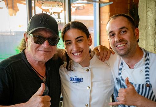 Así fue la comida de AC/DC en Sevilla: almejas y atún de almadraba