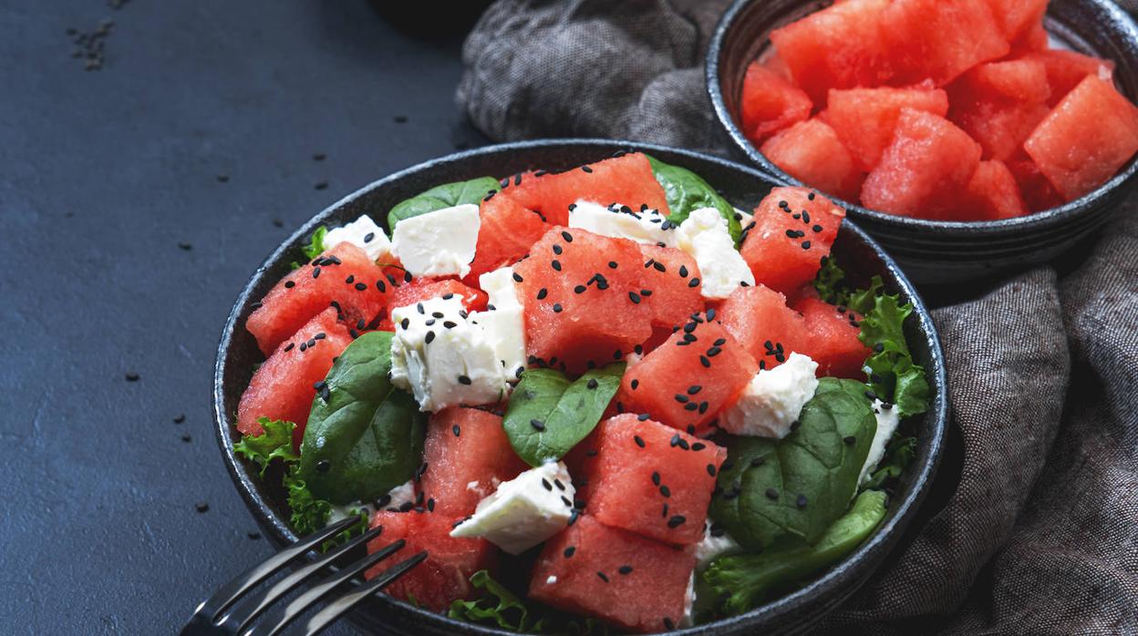 Ensalada de sandía, espinacas, queso feta y sésamo