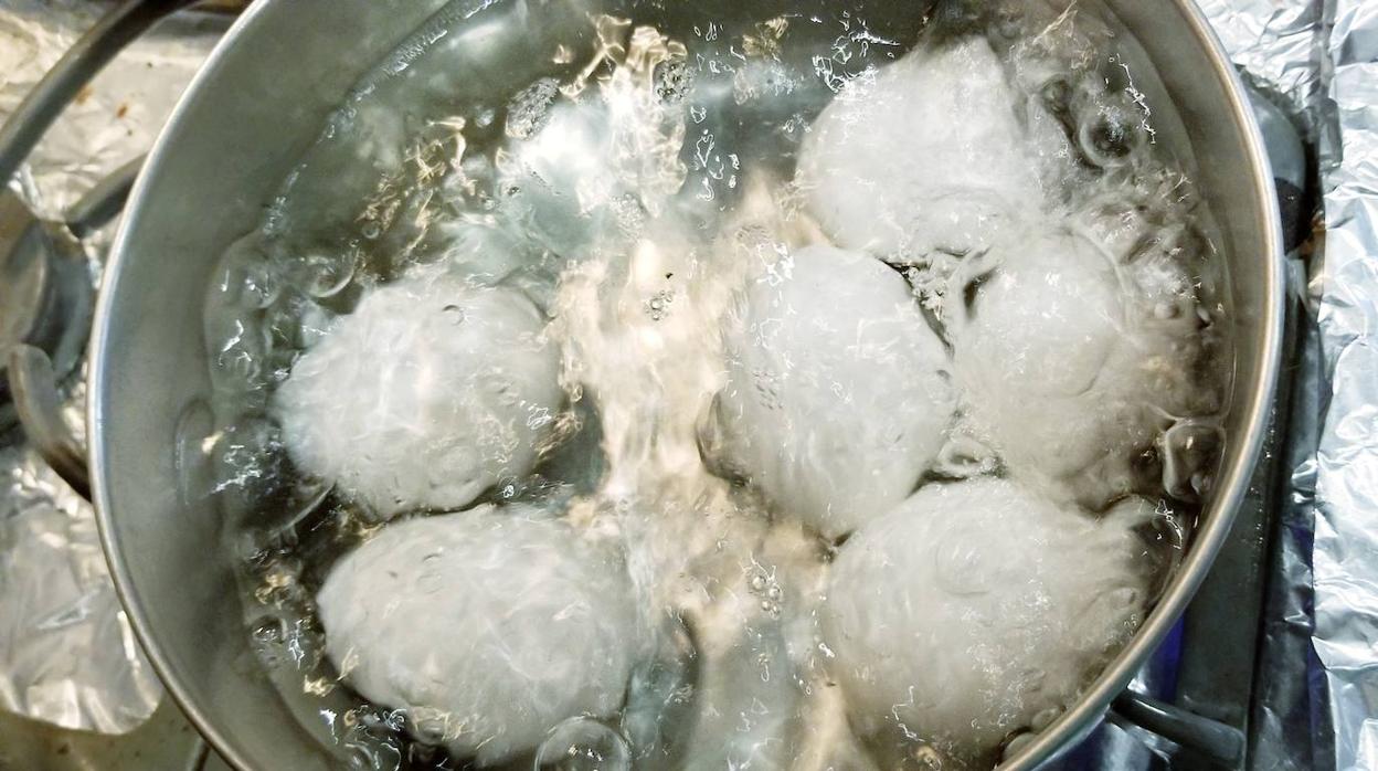 Huevos cociendo en agua hirviendo