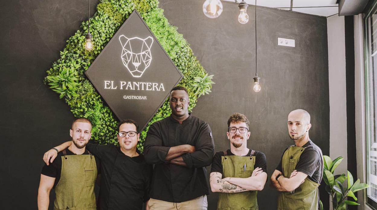 Ousmane Seck, en el centro, rodeado de su equipo