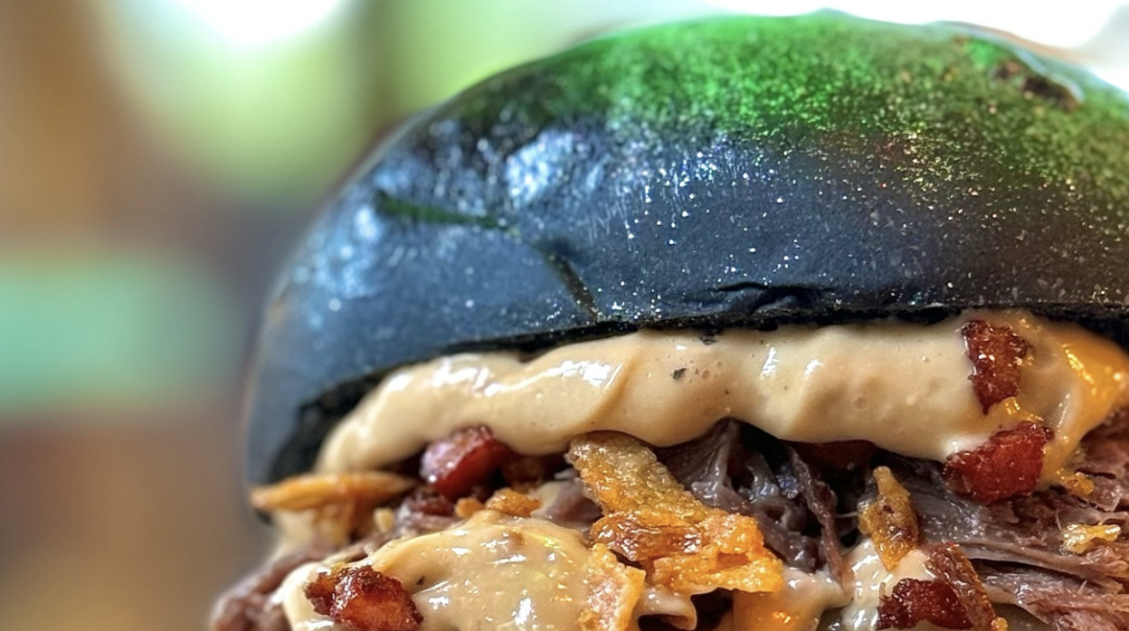 Pan brioche negro, carrillada al vino tinto y polvo de hadas, así es la Burger del Mes de Ficus Burger Food