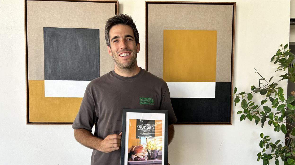 Pedro Valenzuela posa en su restaurante Anónimo con la placa de ganador del concurso a la mejor burger de la ciudad