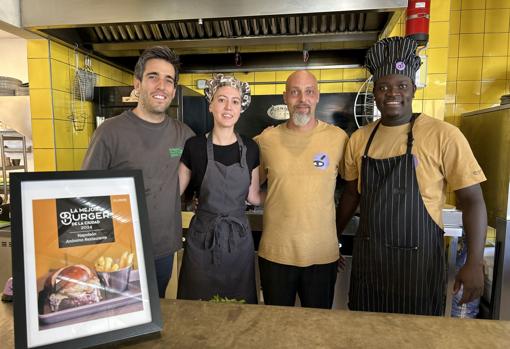 Pedro Valenzuela con su equipo de cocina