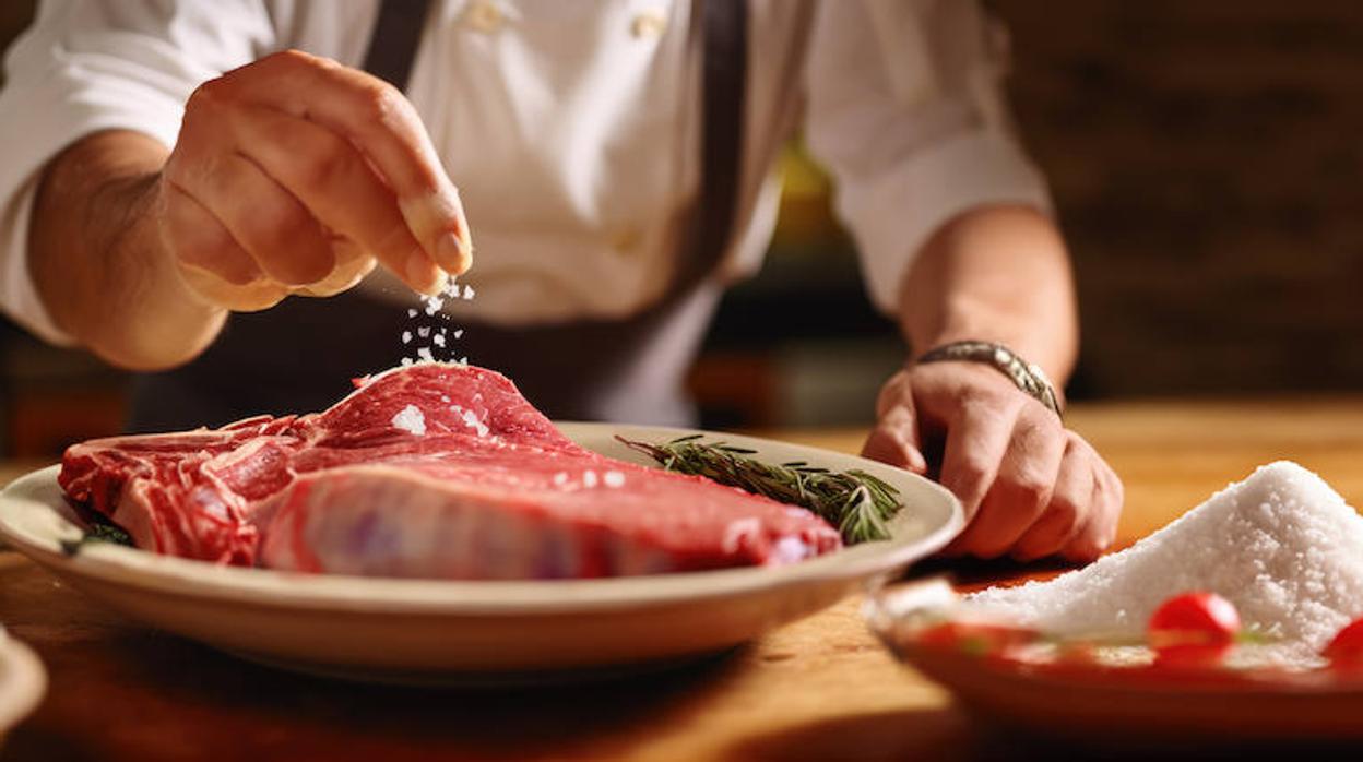 Hay que cuidar el exceso de sal en las comidas