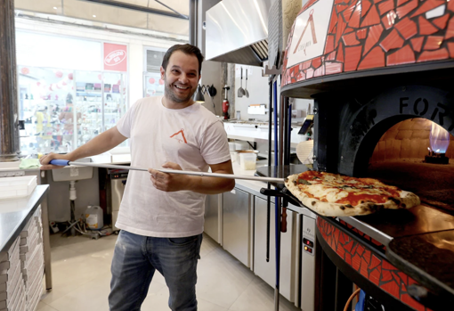 Francesco Lapadula, con una pizza recién hecha en Casa Mia de la calle Concepción