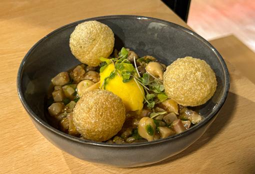 Corvina "acevichada" con helado de mango
