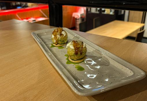 Pani puri de crema de parmesano, mayonesa de anguila, viera ahumada y aceite de albahaca