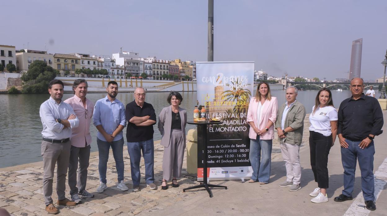 Foto de familia de algunos hosteleros que participan en el festival con los organizadores y autoridades