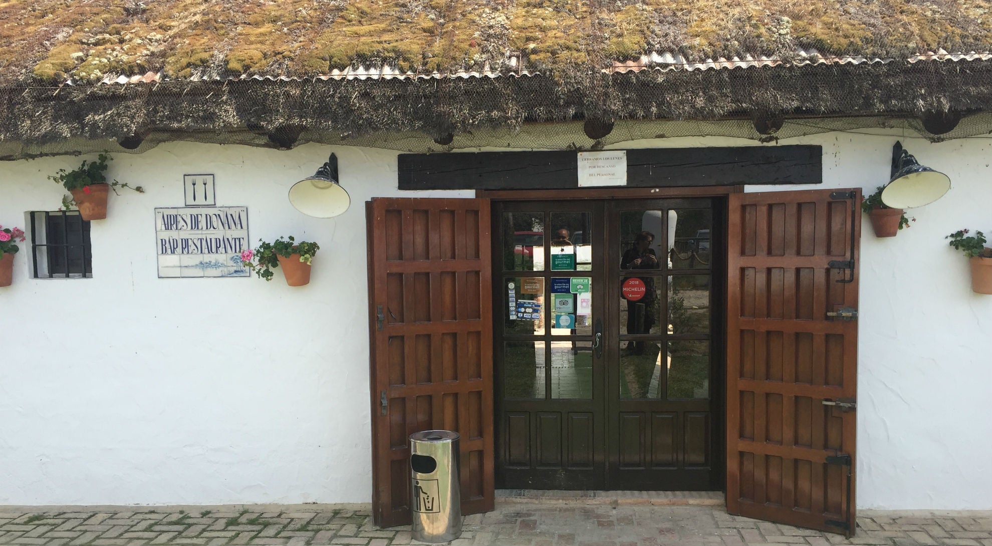 Comer bien en el Rocio, en el restaurante Aires de Doñana. Buen producto y cocina casera. Excelentes vistas a la laguna del Rocio y a la ermita.