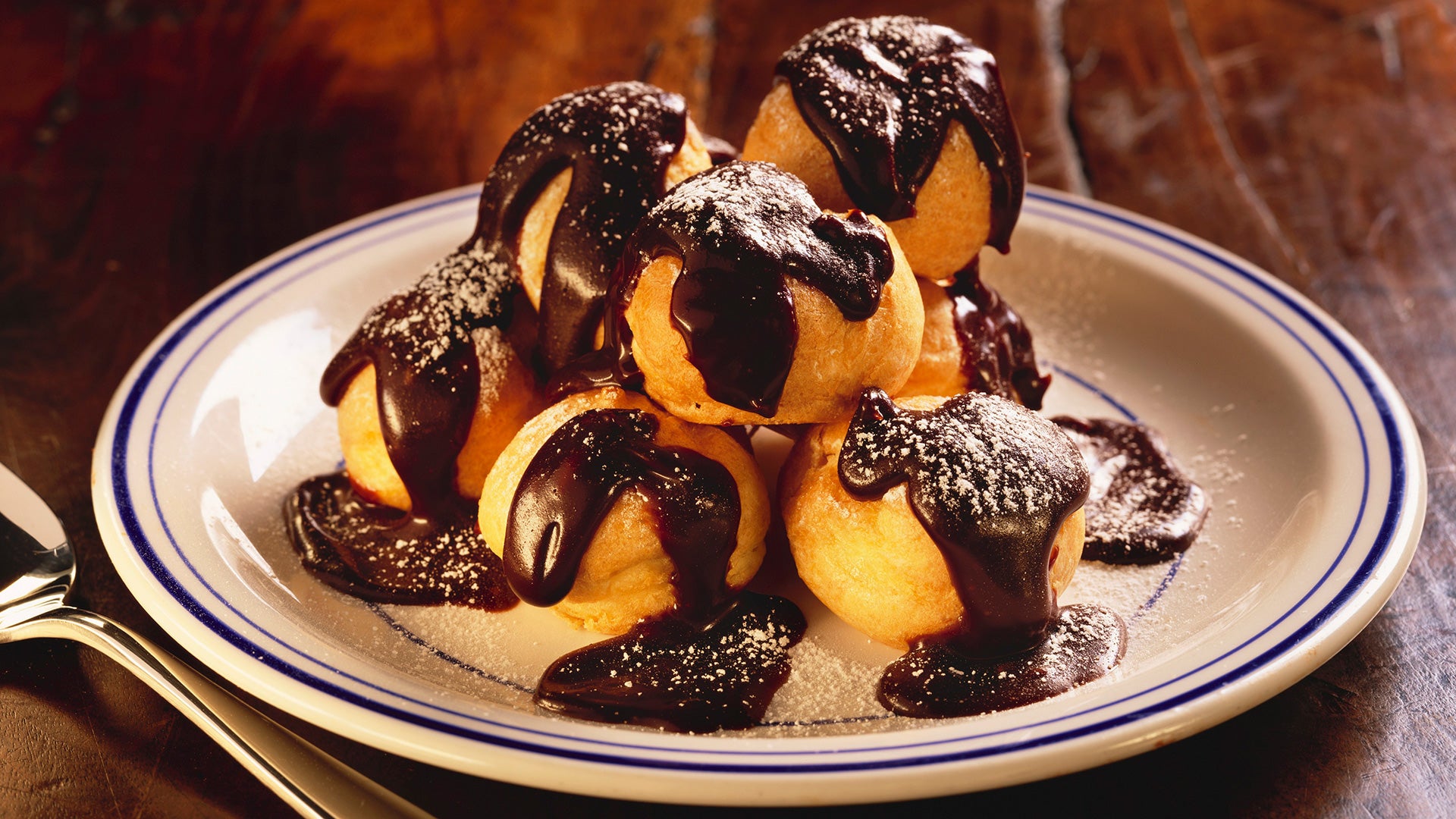Profiteroles rellenos de turrón y bañados en chocolate - Gurmé