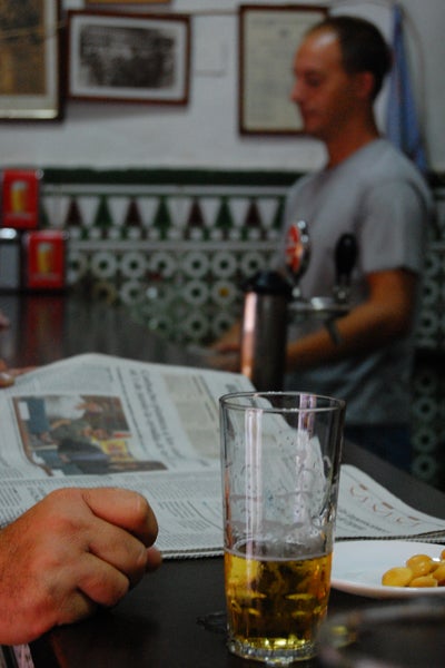 ?íUna cerveza y un platito de tomate! 768. ?íUna cerveza y un platito de tomate!