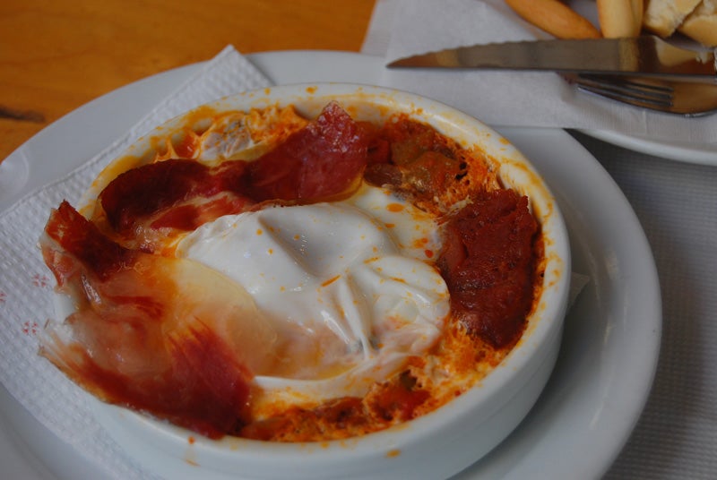 A un paso de la Plaza de Cuba, una buena tapita de jamón 775. A un paso de la Plaza de Cuba, una buena tapita de jamón