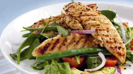 Ensalada templada de pechuga de pollo con espinacas, aguacate y tomatitos cherry - Gurmé