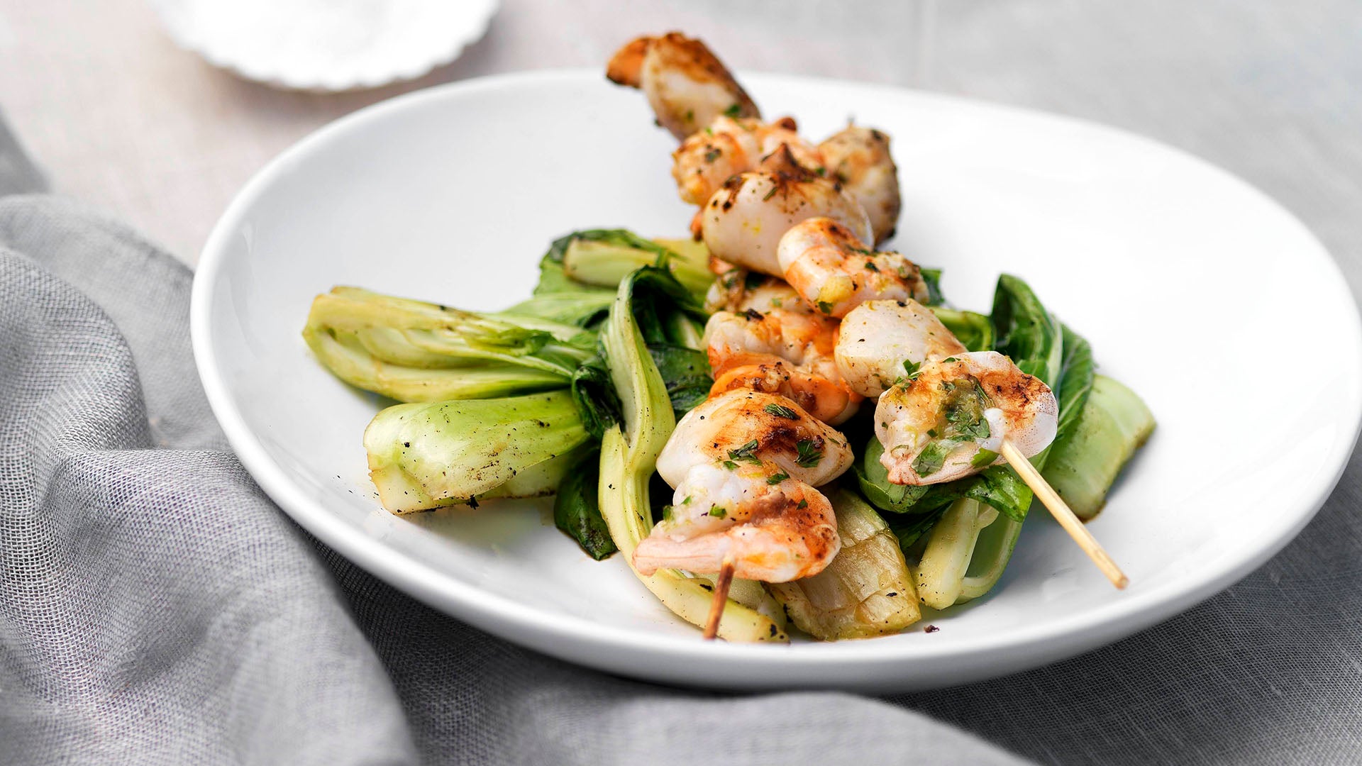 Brochetas de rape y langostinos - Gurmé